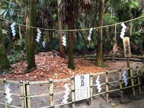 青島神社の皿割り